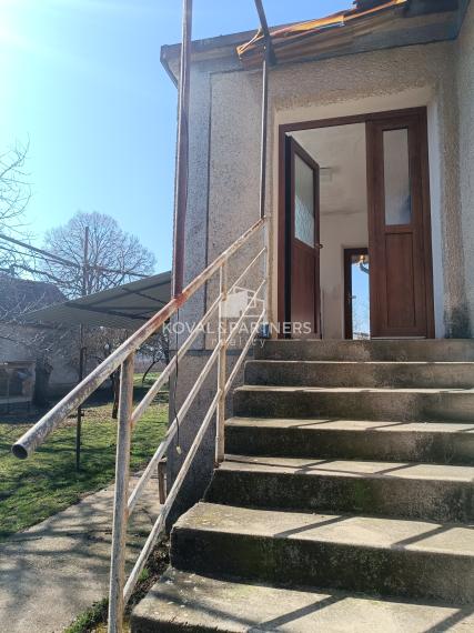 Dva rodinné domy na polosamote, pozemok 7282m2  - Levice - Málaš