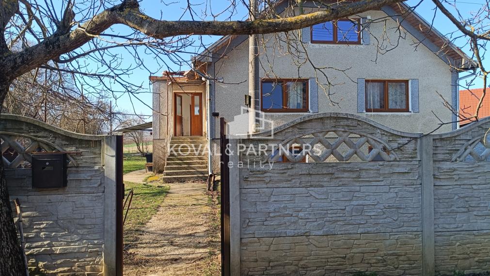 Dva rodinné domy na polosamote, pozemok 7282m2  - Levice - Málaš