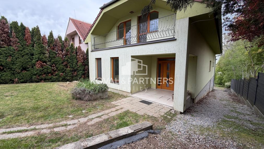 Ponúkame na predaj veľký 8 izbový rodinný dom
