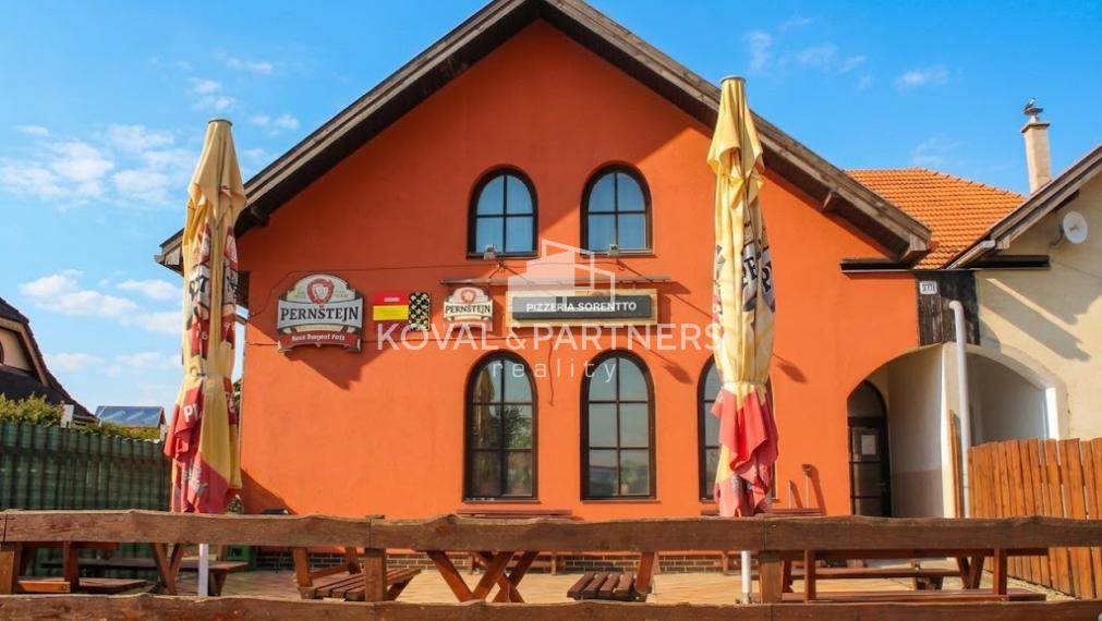 Reštaurácia a priestranný 4-izbový byt na predaj – Rišňovce (15 km od Nitry)