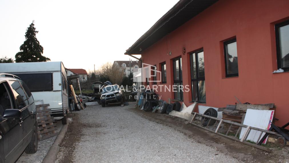 Reštaurácia a priestranný 4-izbový byt na predaj – Rišňovce (15 km od Nitry)
