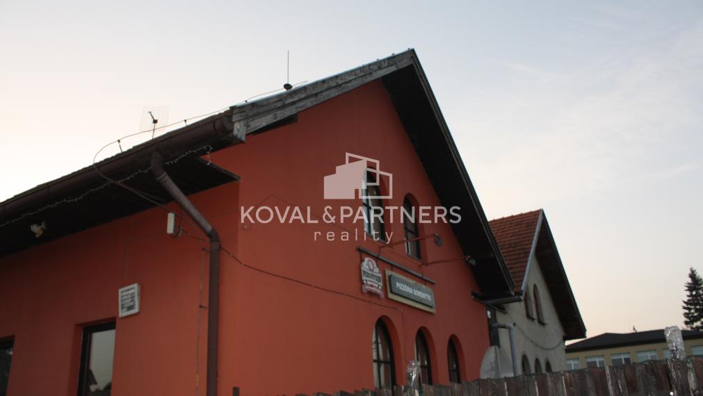 Reštaurácia a priestranný 4-izbový byt na predaj – Rišňovce (15 km od Nitry)