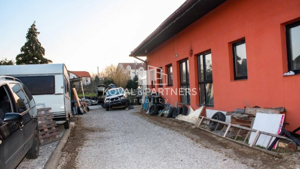 Reštaurácia a priestranný 4-izbový byt na predaj – Rišňovce (15 km od Nitry)