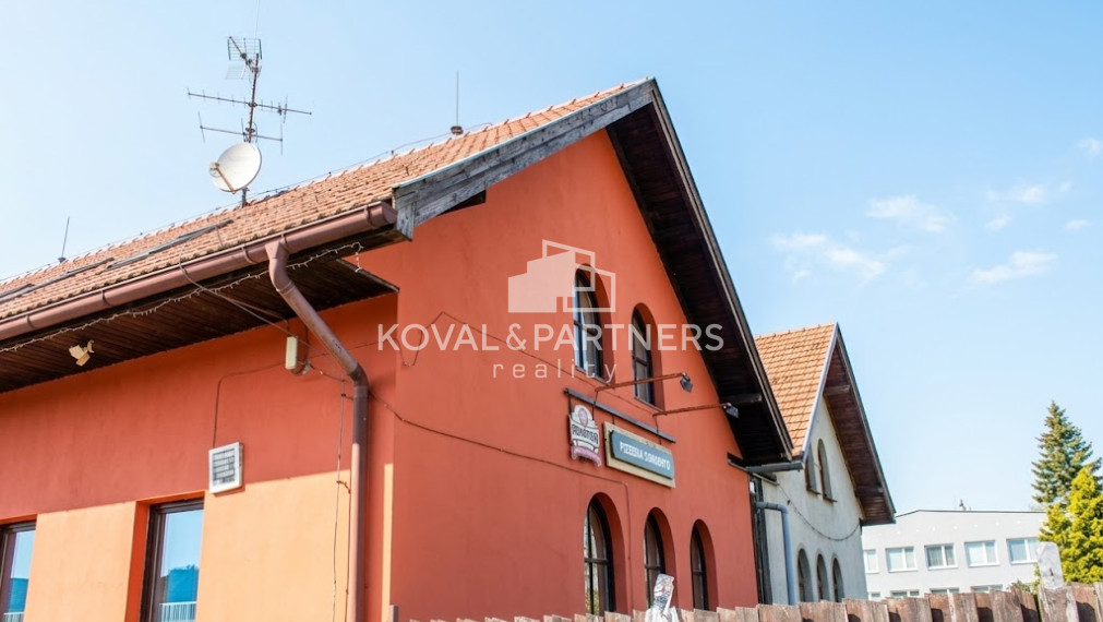 Reštaurácia a priestranný 4-izbový byt na predaj – Rišňovce (15 km od Nitry)