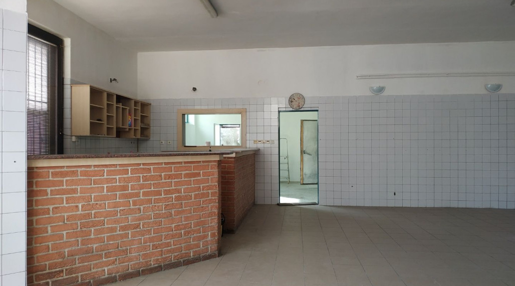 Na prenájom/predaj - obchod - celá budova - Šaľa