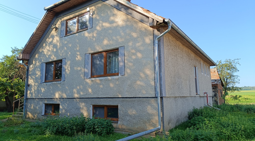 Rodinný dom na 73 á pozemku - Levice - Málaš