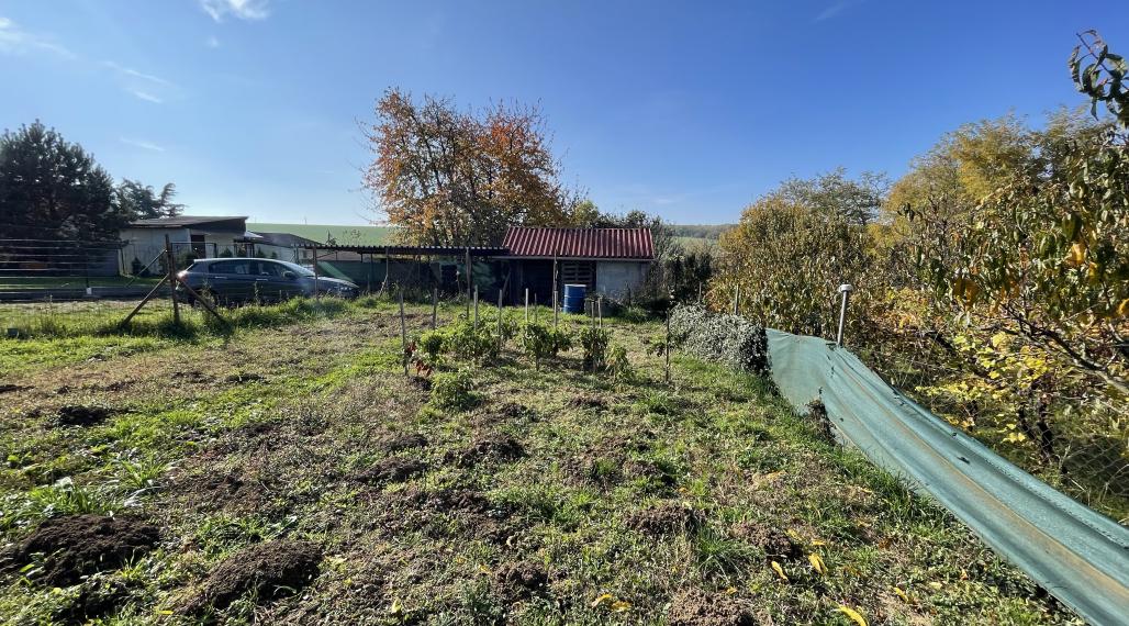 Znížená cena - Stavebný pozemok so záhradnou chatkou v Nitre, Šúdol