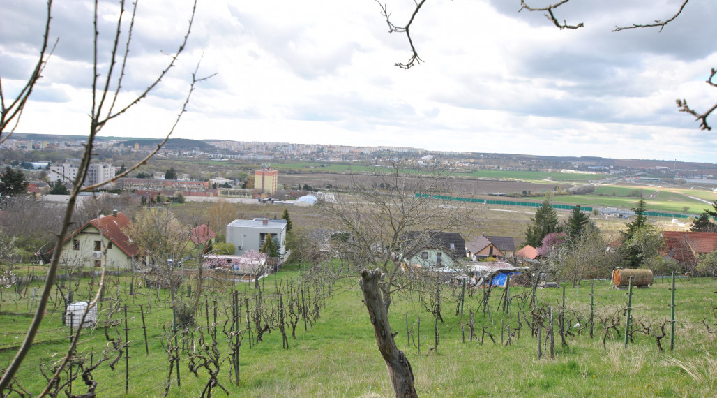 Koval & partners ponúka na predaj pozemok zo starým domom na Zobori