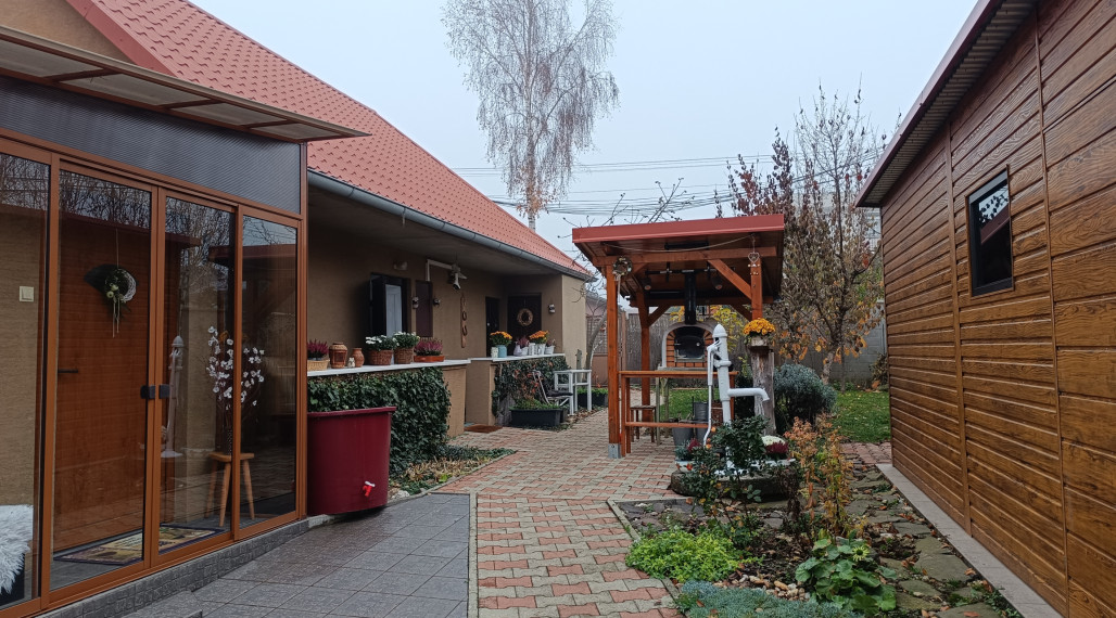 Dva rodinné domy - Cabaj-Čápor - Nitra