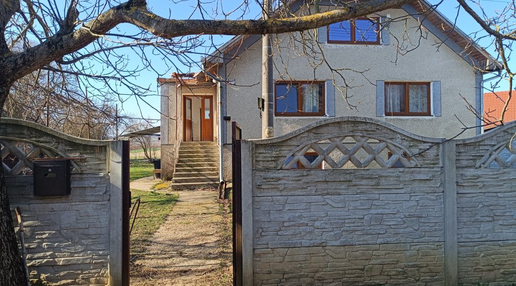 Dva rodinné domy na polosamote, pozemok 7282m2  - Levice - Málaš