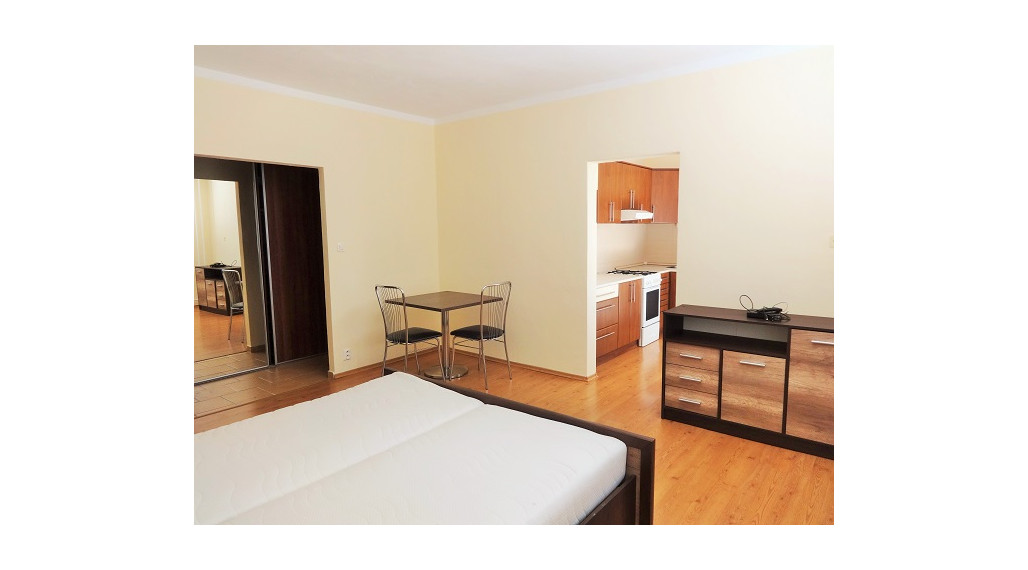 Na prenájom pekný 1 izbový byt s loggiou - Levice, Vinohrady