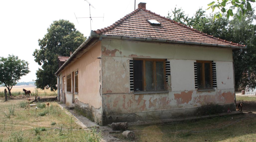 Rodinný dom  na 12 á pozemku- Levice - Arma Málaš