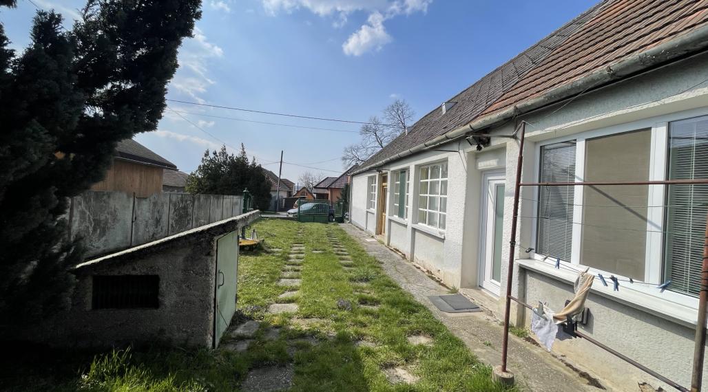 3 izbový rodinný dom s krásnym pozemkom 1511 m2 v Janíkovciach