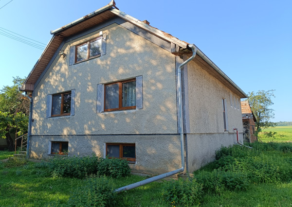 Rodinný dom na 73 á pozemku - Levice - Málaš