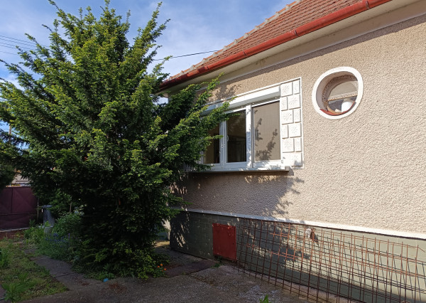 3 izbový rodinný dom - Komjatice - Nové Zámky