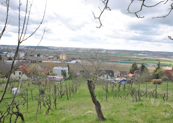 Koval & partners ponúka na predaj pozemok zo starým domom na Zobori