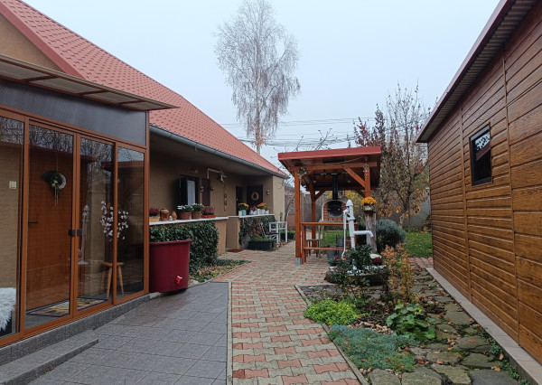 Dva rodinné domy - Cabaj-Čápor - Nitra