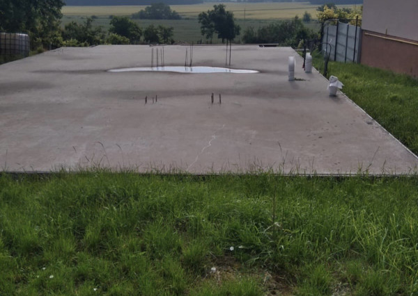 Stavebný pozemok so základovou doskou v obci Majcichov