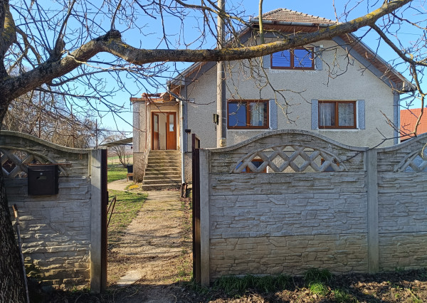 Dva rodinné domy na polosamote, pozemok 7282m2  - Levice - Málaš