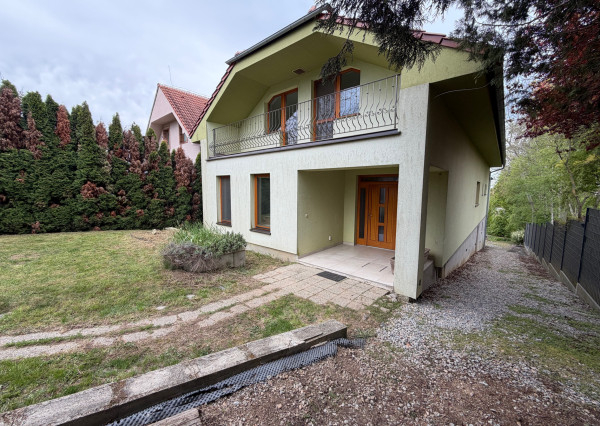 Predávame exkluzívne veľký 8 izbový rodinný dom