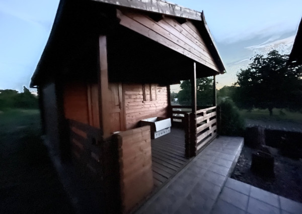 Záhrada s altánkom a chatkou