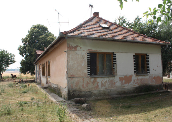 Rodinný dom  na 12 á pozemku- Levice - Arma Málaš