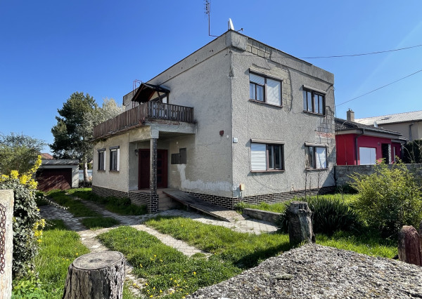 Priestranný poschodový rodinný dom s garážou - Kovarce